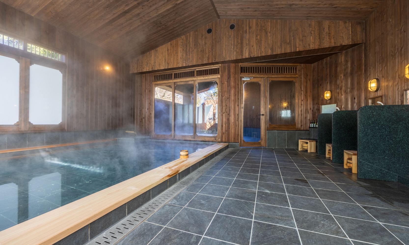 Matsuzakaya Honten, a 360-year-old establishment, is renewing its large communal bath to further enhance the enjoyment of its renowned hot spring.